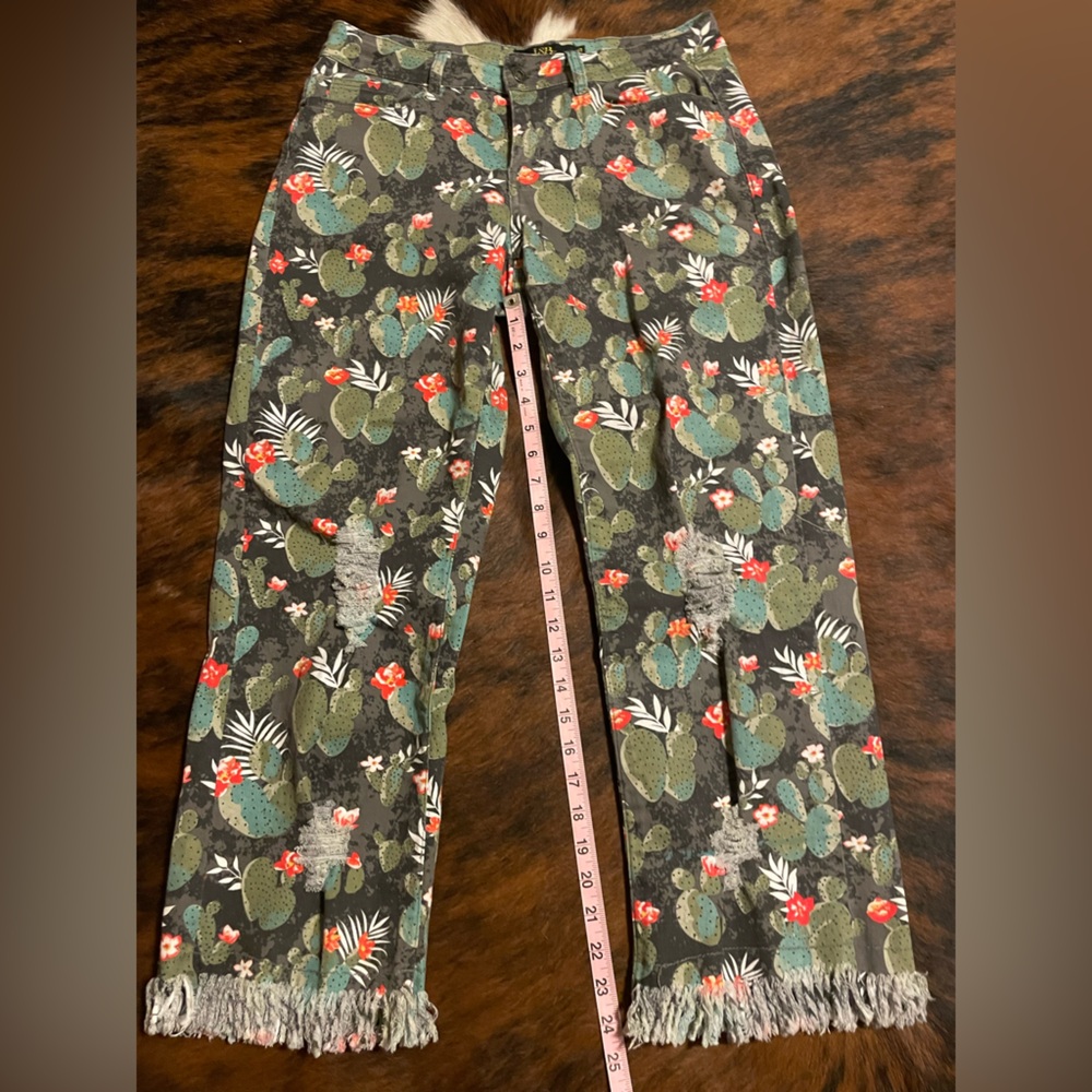 L&B Women’s Black Floral Cactus Print Jeans - Picture 7 of 7